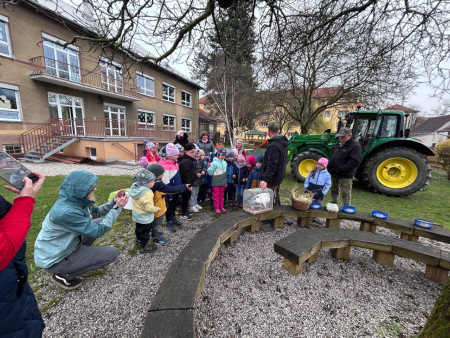 Na zahradu nám přijel traktor